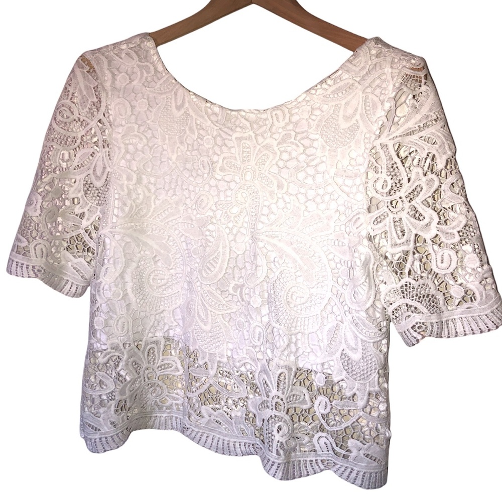 Women's Lace lined crop top.